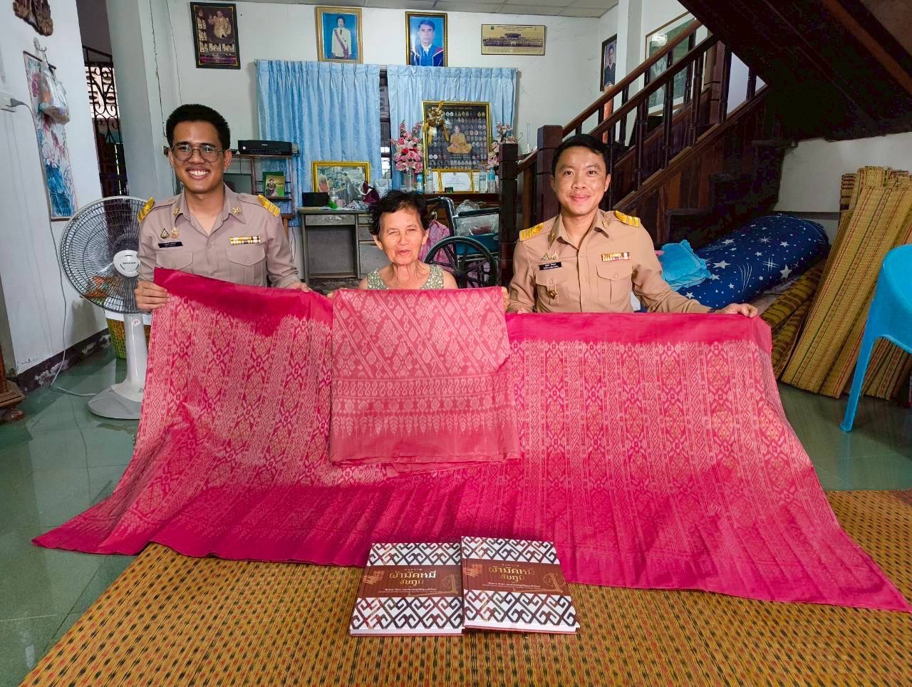 สพอ.หนองบัวแดง : ติดตาม สนับสนุน กลุ่มผู้ผลิต ผู้ประกอบการ OTOP ประเภทผ้าและเครื่องแต่งกาย