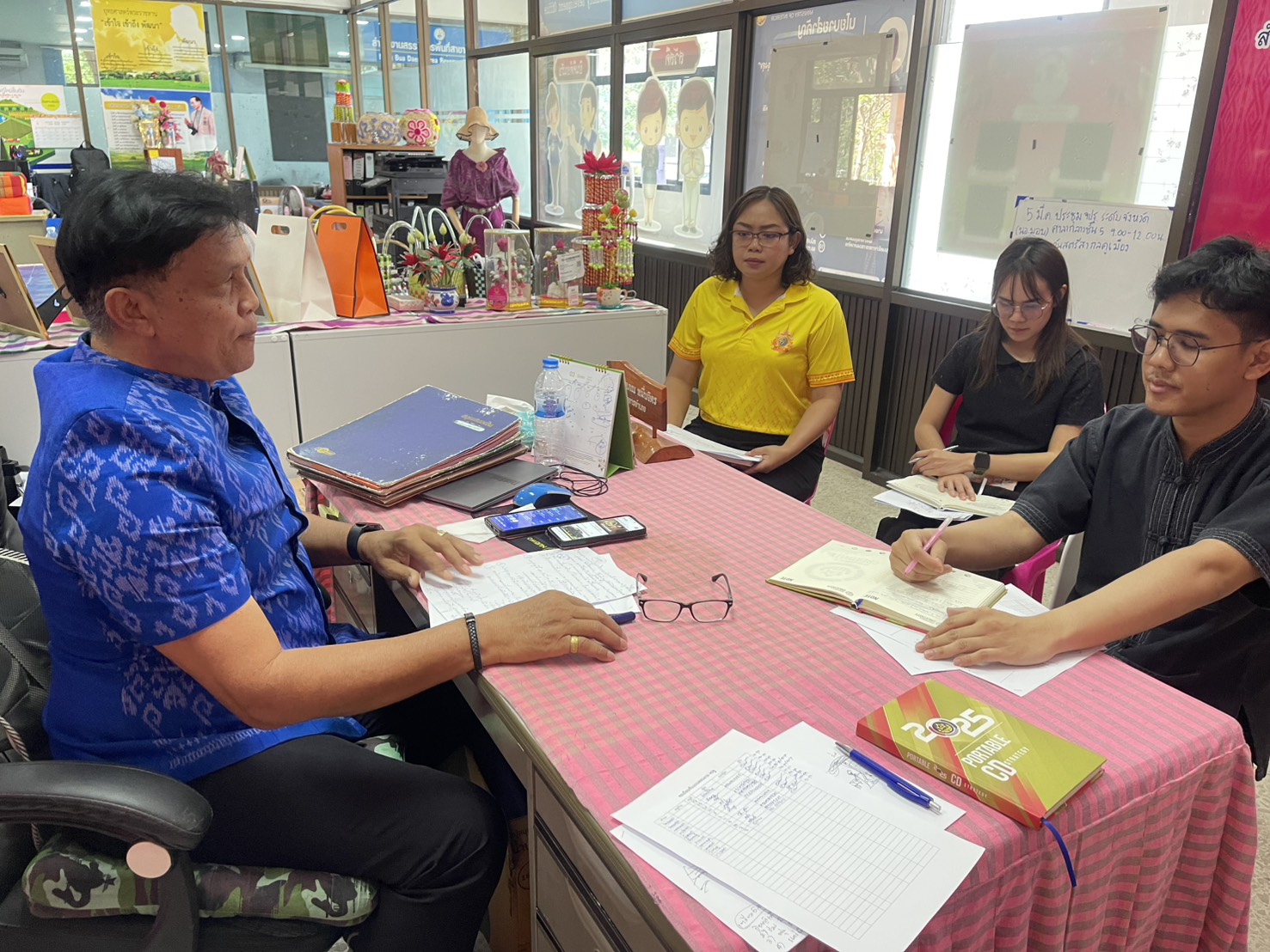 สพอ.หนองบัวแดง จัดประชุมขับเคลื่อนงานพัฒนาชุมชนและการจัดกิจกรรมวันสตรีสากล